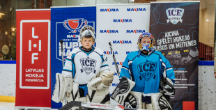“Maxima” dāvina vārtsarga ekipējumu jaunajiem Rīgas hokejistiem