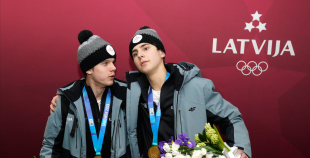 FOTO: Mājās atgriežas mūsu 3x3 olimpiskie čempioni hokejā!