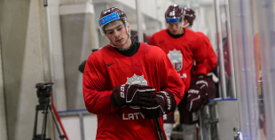 FOTO: Latvijas izlase pilnā sastāvā "slīpē" vairākumu