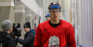 FOTO: Latvijas izlase pilnā sastāvā "slīpē" vairākumu