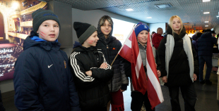 FOTO: Mājās atgriežas mūsu 3x3 olimpiskie čempioni hokejā!