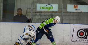 FOTO: "MOGO" ar rezultātu 7:0 sagrauj "Rīga" jaunos hokejistus 