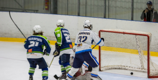FOTO: "MOGO" ar rezultātu 7:0 sagrauj "Rīga" jaunos hokejistus 