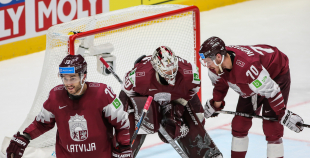 Latvijas hokeja izlase sīvā cīņā atzīst Krievijas valstsvienības pārākumu 