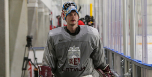 FOTO: Latvijas izlase pilnā sastāvā "slīpē" vairākumu