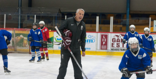 FOTO: Hārtlijs viesojās Jelgavas hokeja klubā un novada bērniem treniņu 