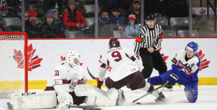 Latvijas hokejisti sīvā cīņā piekāpjas Slovākijas komandai