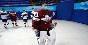 Latvija hokeja izlase sīvā cīņā atzīst Somijas pārākumu