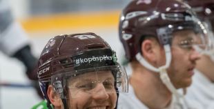 FOTO: Latvijas hokeja izlase gatavojas Pekinas olimpiskajām spēlēm