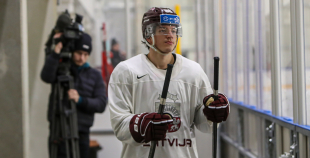 FOTO: Latvijas izlase pilnā sastāvā "slīpē" vairākumu