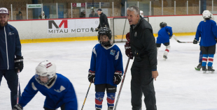 FOTO: Hārtlijs viesojās Jelgavas hokeja klubā un novada bērniem treniņu 