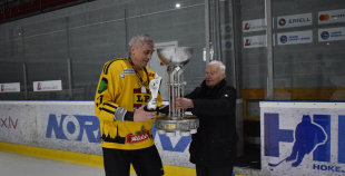 FOTO: Veterānu čempionāta uzvarētāju apbalvošana 