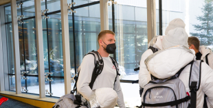 FOTO: Latvijas hokeja izlases dodas uz Pekinas olimpiskajām spēlēm