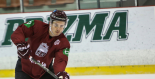 Piektdienas treniņā izlases rindas papildina vairāki līderi