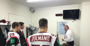 Latvija iemet piecus vārtus trešajā periodā un uzvar Baltkrieviju