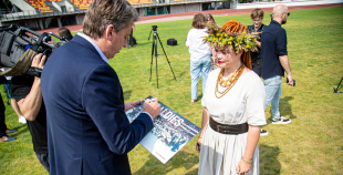 Latvijas hokeja izlase saņem solītās biļetes uz Dziesmu un Deju svētkiem