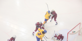 Latvijas sieviešu hokeja izlasei neveiksme pirmajā PČ spēlē