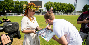 Latvijas hokeja izlase saņem solītās biļetes uz Dziesmu un Deju svētkiem
