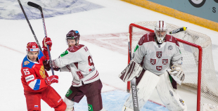 Latvijas hokeja izlase aizraujošā mačā piekāpjas Krievijas valstsvienībai 