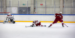 Uz oriģinālā izmēra laukumiem aizvadīti pirmie 3 pret 3 ledus treniņi