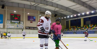 Jautrā gaisotnē aizvadīta Starptautiskā meiteņu hokeja diena