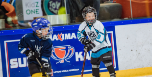 “Maxima” dāvina vārtsarga ekipējumu jaunajiem Rīgas hokejistiem