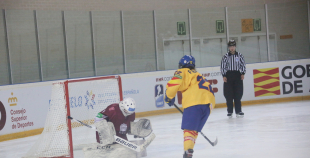 Latvijas sieviešu hokeja izlasei neveiksme pirmajā PČ spēlē