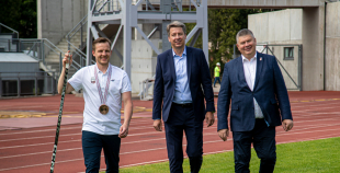 Latvijas hokeja izlase saņem solītās biļetes uz Dziesmu un Deju svētkiem