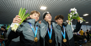 FOTO: Mājās atgriežas mūsu 3x3 olimpiskie čempioni hokejā!