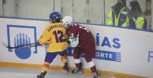 Latvijas sieviešu hokeja izlasei neveiksme pirmajā PČ spēlē