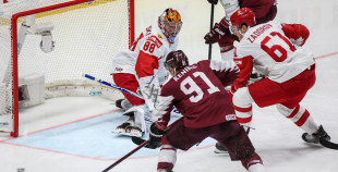 Latvijas hokeja izlase sīvā cīņā atzīst Krievijas valstsvienības pārākumu 