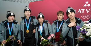 FOTO: Mājās atgriežas mūsu 3x3 olimpiskie čempioni hokejā!