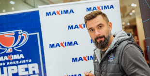 “Maxima” dāvina vārtsarga ekipējumu jaunajiem Rīgas hokejistiem