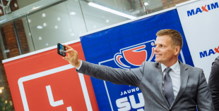 “Maxima” dāvina vārtsarga ekipējumu jaunajiem Rīgas hokejistiem