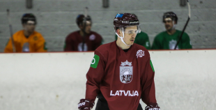 Piektdienas treniņā izlases rindas papildina vairāki līderi