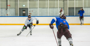 FOTO: Latvijas hokeja izlase gatavojas Pekinas olimpiskajām spēlēm