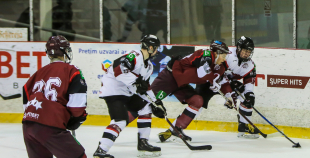 Latvijas nacionālā izlase treniņspēlē uzveic Latvijas U-18 valstsvienību