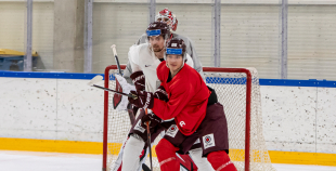 FOTO: Latvijas izlase pilnā sastāvā "slīpē" vairākumu