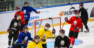 FOTO: Latvijas U-18 izlase "Arēna Rīga" aizvada treniņu pirms pasaules čempionāta 