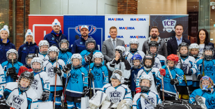 “Maxima” dāvina vārtsarga ekipējumu jaunajiem Rīgas hokejistiem