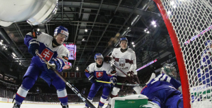 Latvijas hokejisti sīvā cīņā piekāpjas Slovākijas komandai