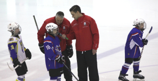 Hokeja diena: Jautrā un pozitīvā gaisotnē noslēdzies Latvijas izlases atklātais treniņš