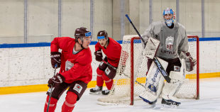 FOTO: Latvijas izlase pilnā sastāvā "slīpē" vairākumu