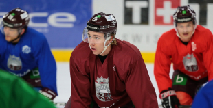 FOTO: Latvijas izlases treniņš Seržī ledus arēnā 