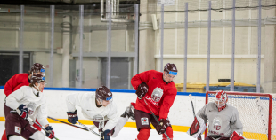 FOTO: Latvijas izlase pilnā sastāvā "slīpē" vairākumu