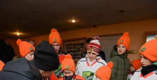 “Maxima” dāvina vārtsarga ekipējumu mazajiem Talsu hokejistiem