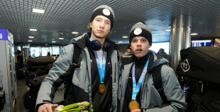 FOTO: Mājās atgriežas mūsu 3x3 olimpiskie čempioni hokejā!