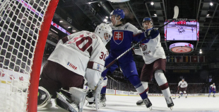 Latvijas hokejisti sīvā cīņā piekāpjas Slovākijas komandai