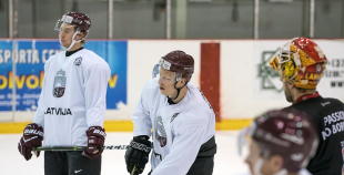 Latvijas izlases treniņnometnei pievienojušies Kaspars Daugaviņš un Kristaps Sotnieks