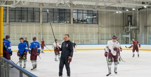 FOTO: Latvijas hokeja izlase gatavojas Pekinas olimpiskajām spēlēm